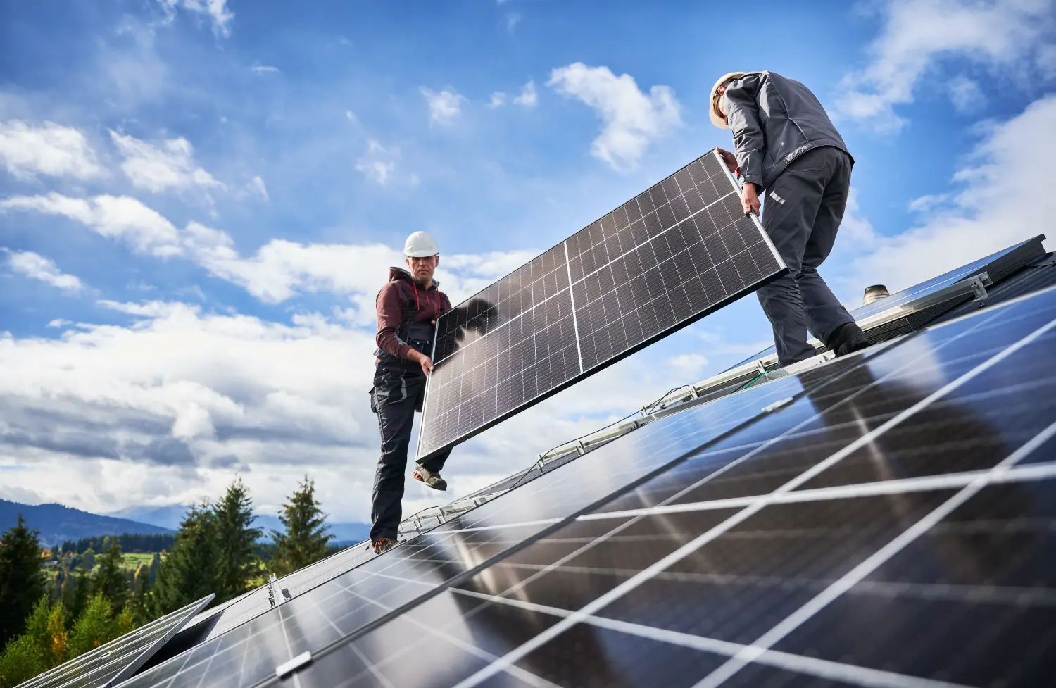 Mann installiert Solaranlage von Knight Handwerker GmbH