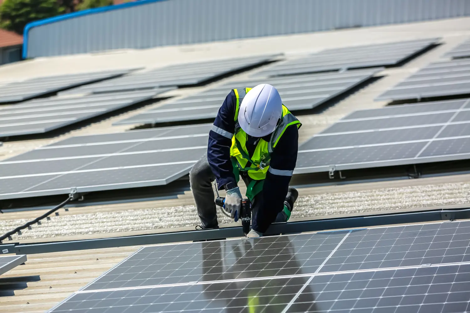 Mann installiert Solaranlage von Knight Handwerker GmbH